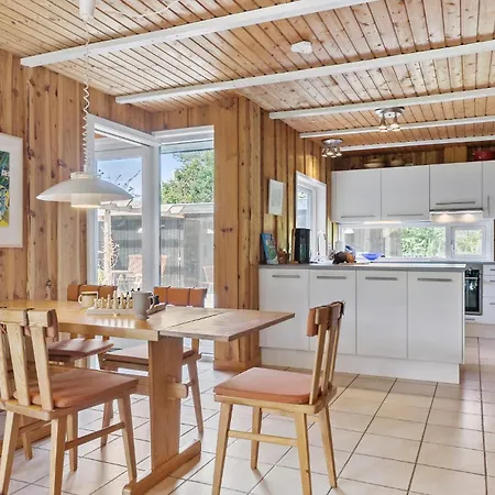 4 Bedroom Beautiful In Grenaa